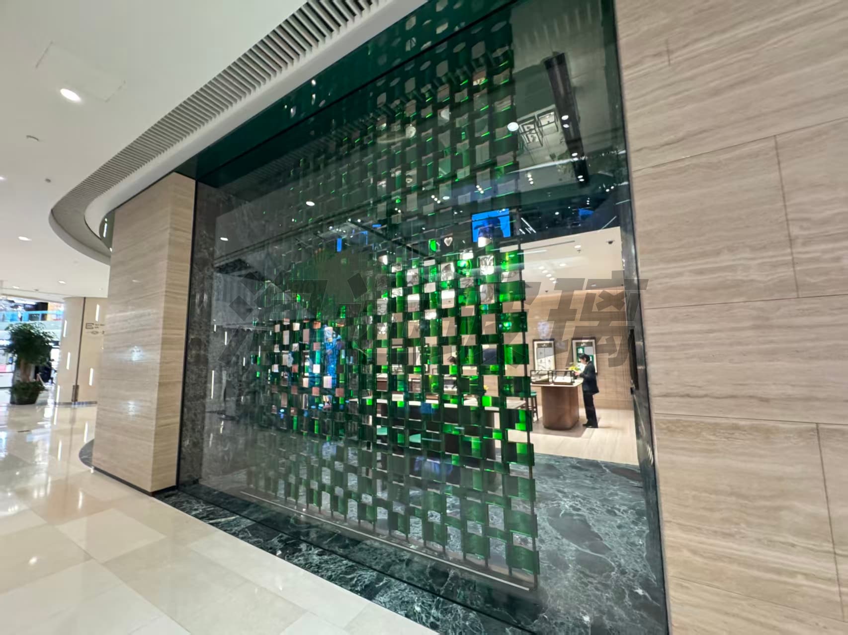 OversizedStorefrontGlass:Optical,Safety,LogisticsandLifecycleConsiderations