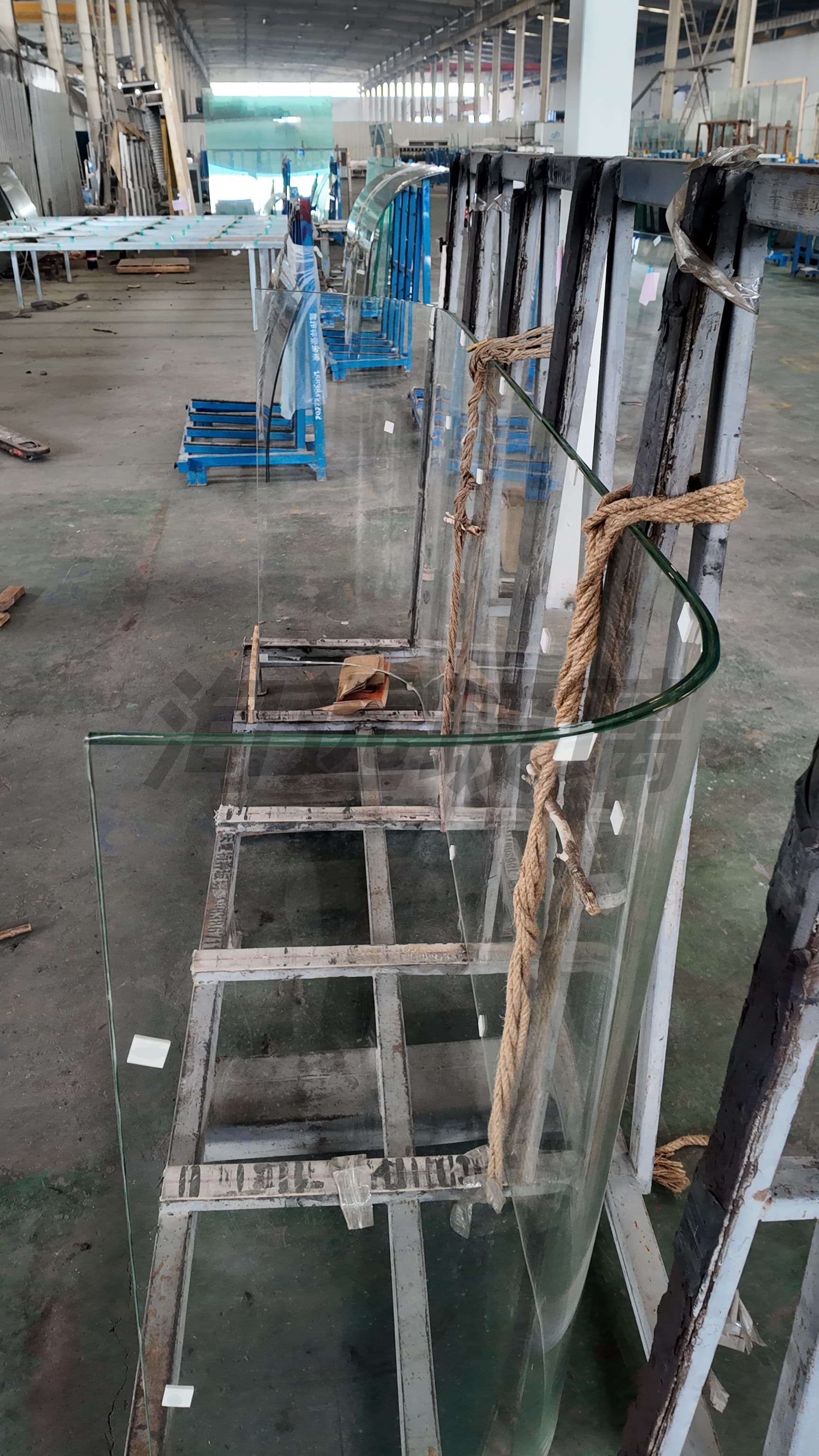 Heat-Bent Laminated Glass: Four Processing Stages That Decide Quality | XunYuan Glass 2. Heat-Bent vs. Bent Tempered Glass: How to Choose the Right Route | XunYuan Glass